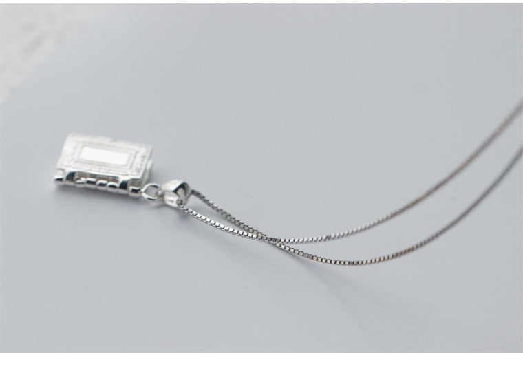 Colgante Biblia en Miniatura de Plata con Apertura Funcional