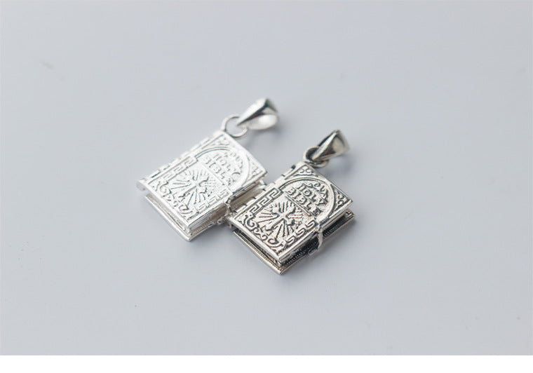 Colgante Biblia en Miniatura de Plata con Apertura Funcional