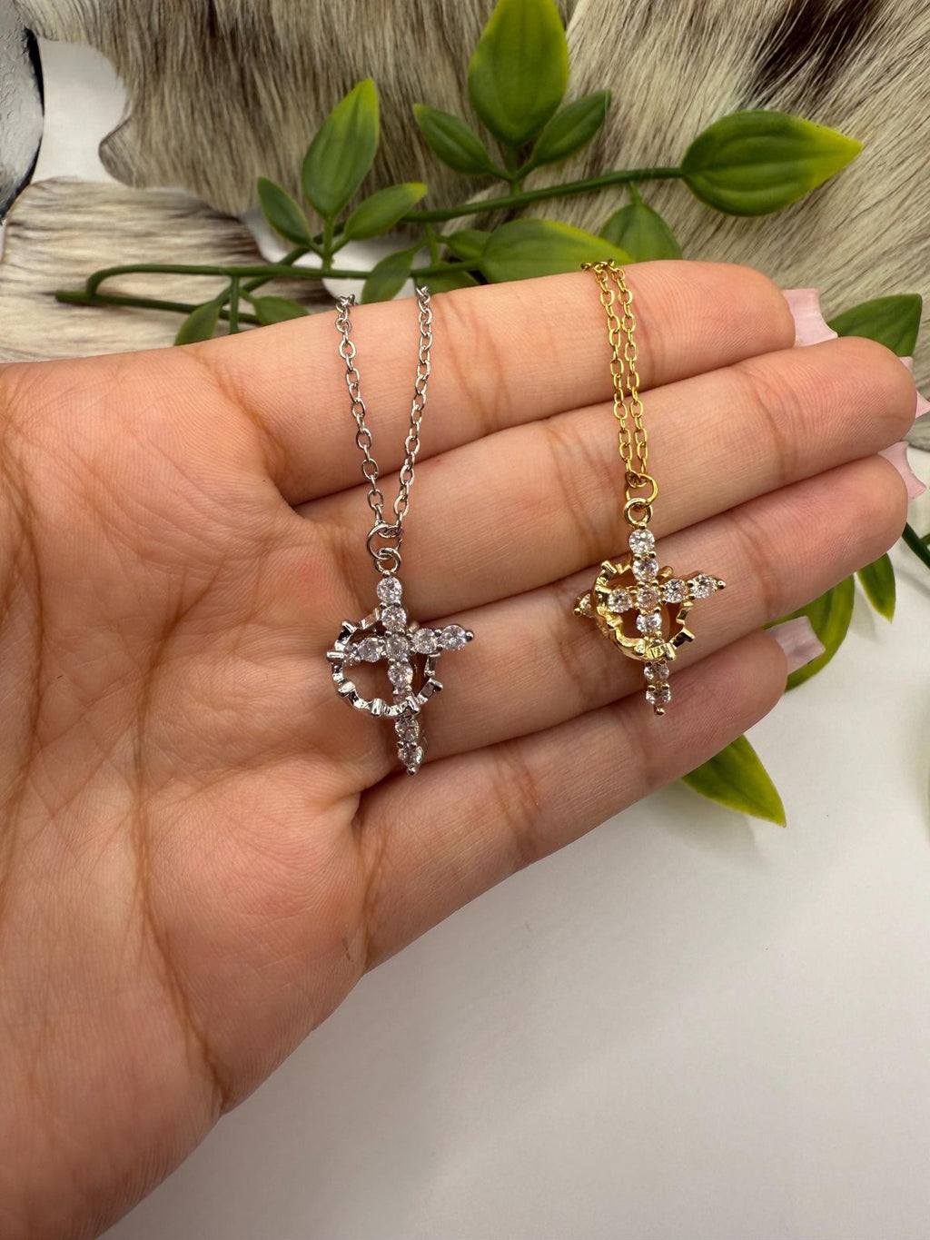 Collar cristiano  de Cruz con Corona y Circonitas para Mujer