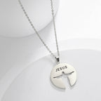 Collar con Medalla Silueta de Jesús en Acero Inoxidable