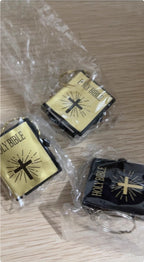 Collar y llavero  con colgante de Biblia y Cruz