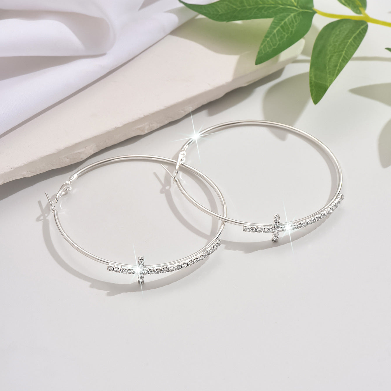 Pendientes rodondos con cruz para mujer