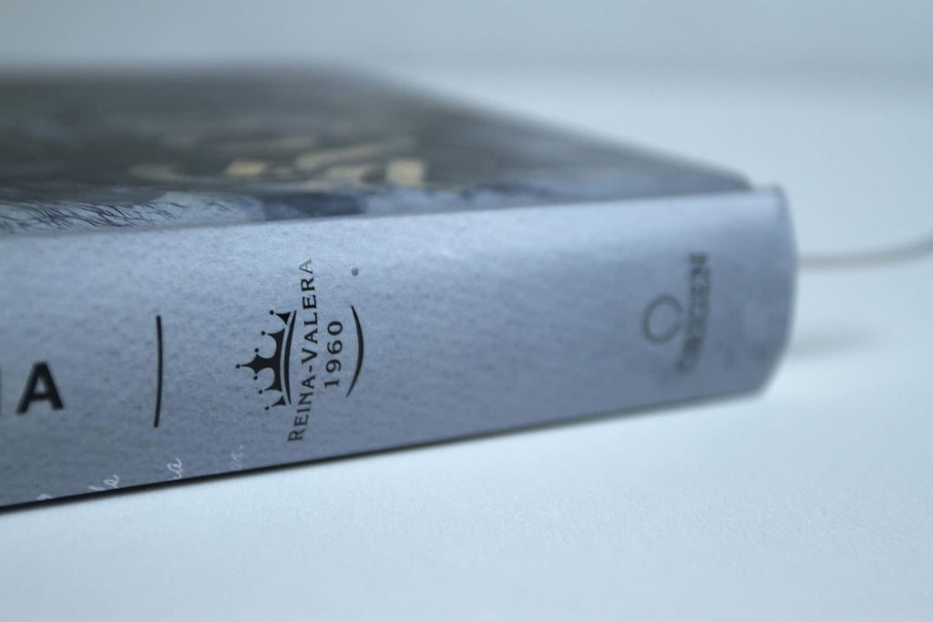 Biblia Reina-Valera 1960 – Manual, Letra Grande, Ultrafina, León Rey de Reyes, Tapa Dura
