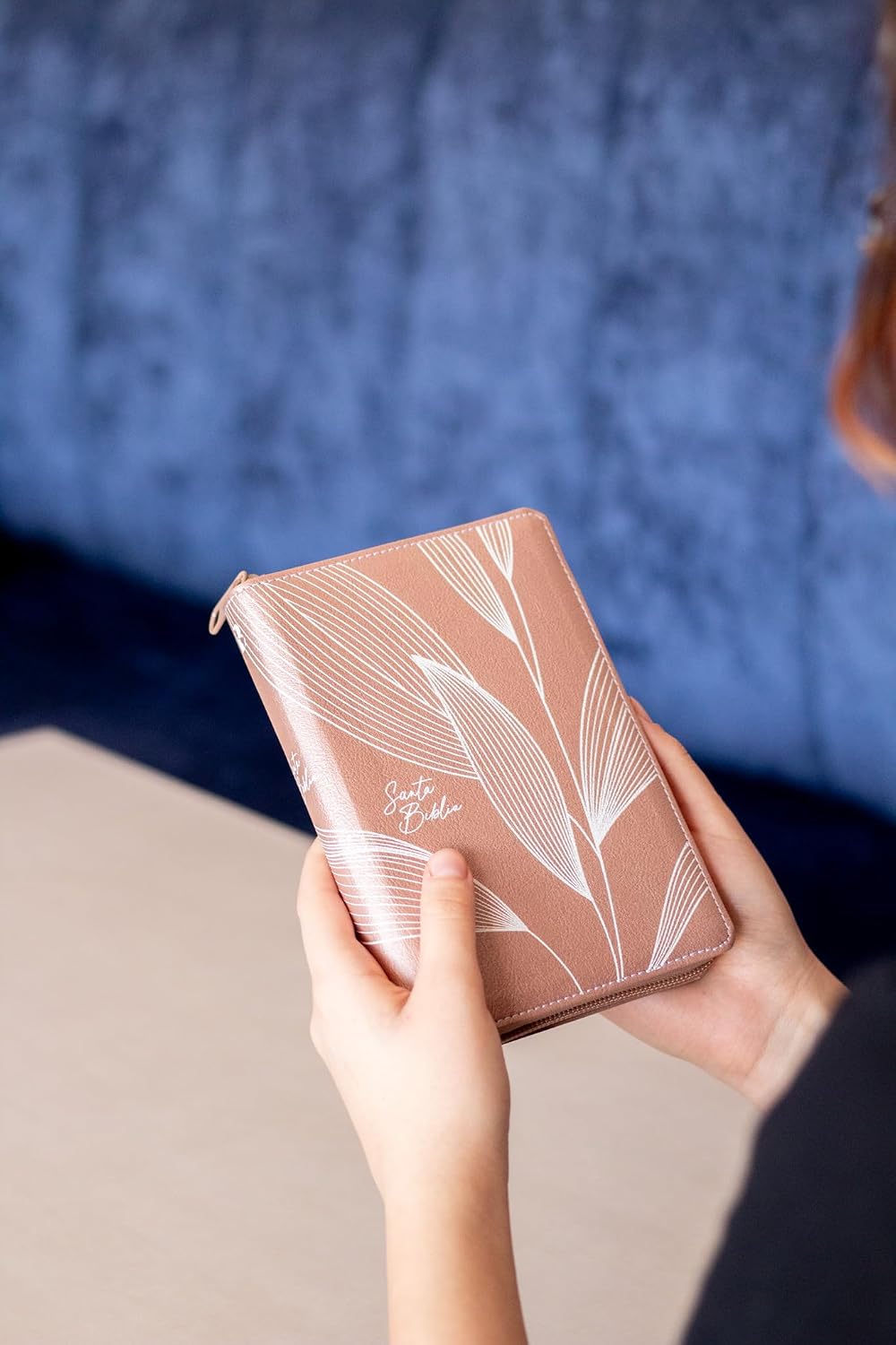 Biblia NBLA – Bolsillo, Edición Versificada, 2 Tonos Oro Rosa, Cremallera