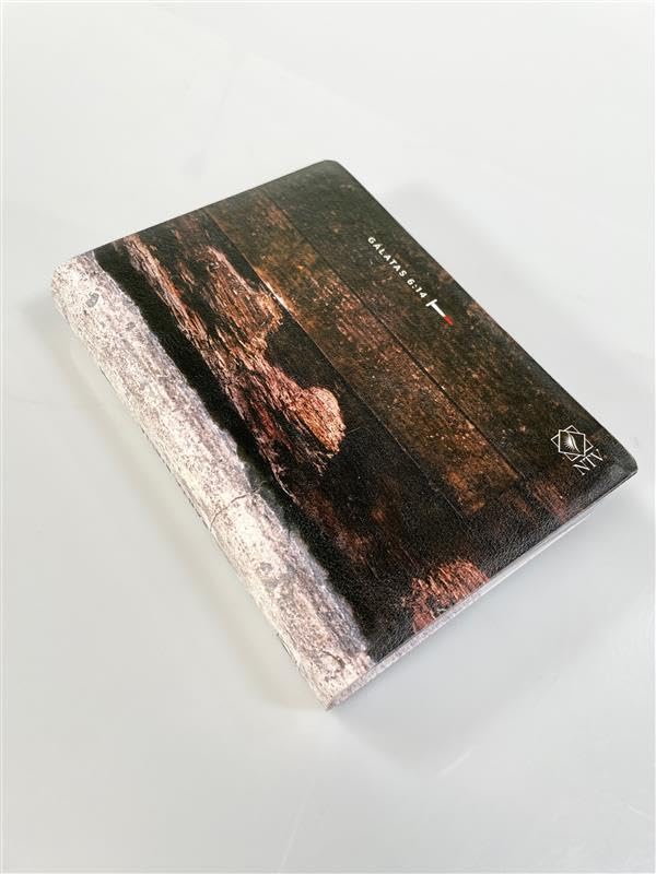 Biblia Nueva Traducción Viviente – Compacta, Letra Grande, 2 Tonos Madera