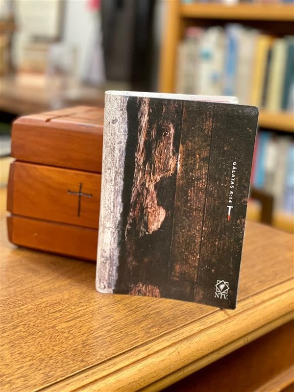 Biblia Nueva Traducción Viviente – Compacta, Letra Grande, 2 Tonos Madera