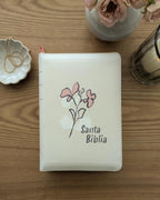 Biblia Nueva Traducción Viviente – Compacta, Letra Gigante, Beige, Cremallera e Índice