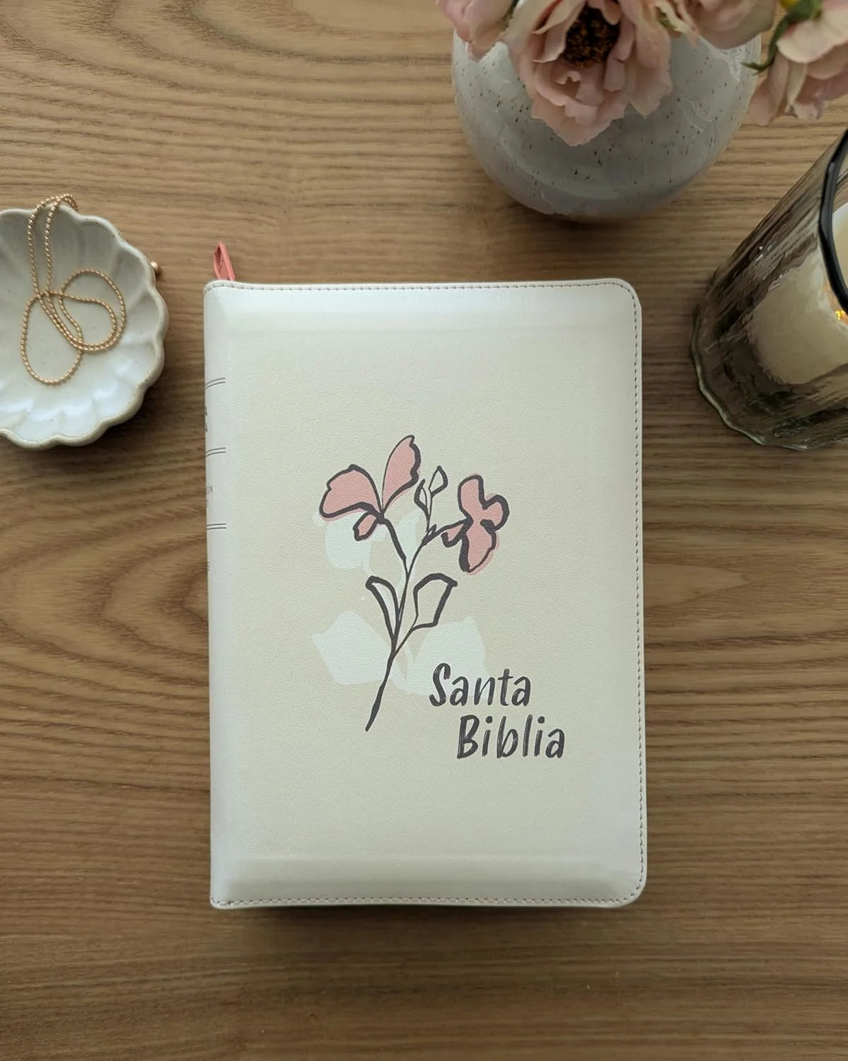 Biblia Nueva Traducción Viviente – Compacta, Letra Gigante, Beige, Cremallera e Índice