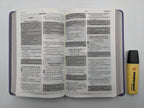 Biblia de Promesas RVR60 – Manual, Letra Grande 12 pt, Semipiel Lavanda 2 Tonos, NO Cremallera y NO Índice