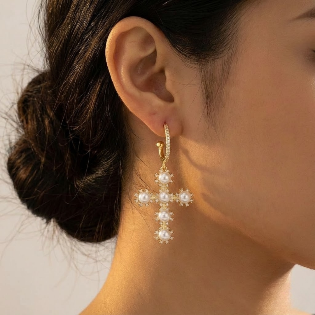 Pendientes de cruz con perlas y acabado dorado