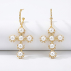 Pendientes de cruz con perlas y acabado dorado