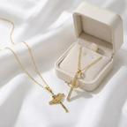 Collar Cruz con Corazones Entrelazados y Circones