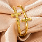 Anillo de Cruz para Mujer en Acero Inoxidable con Baño de Oro 18k