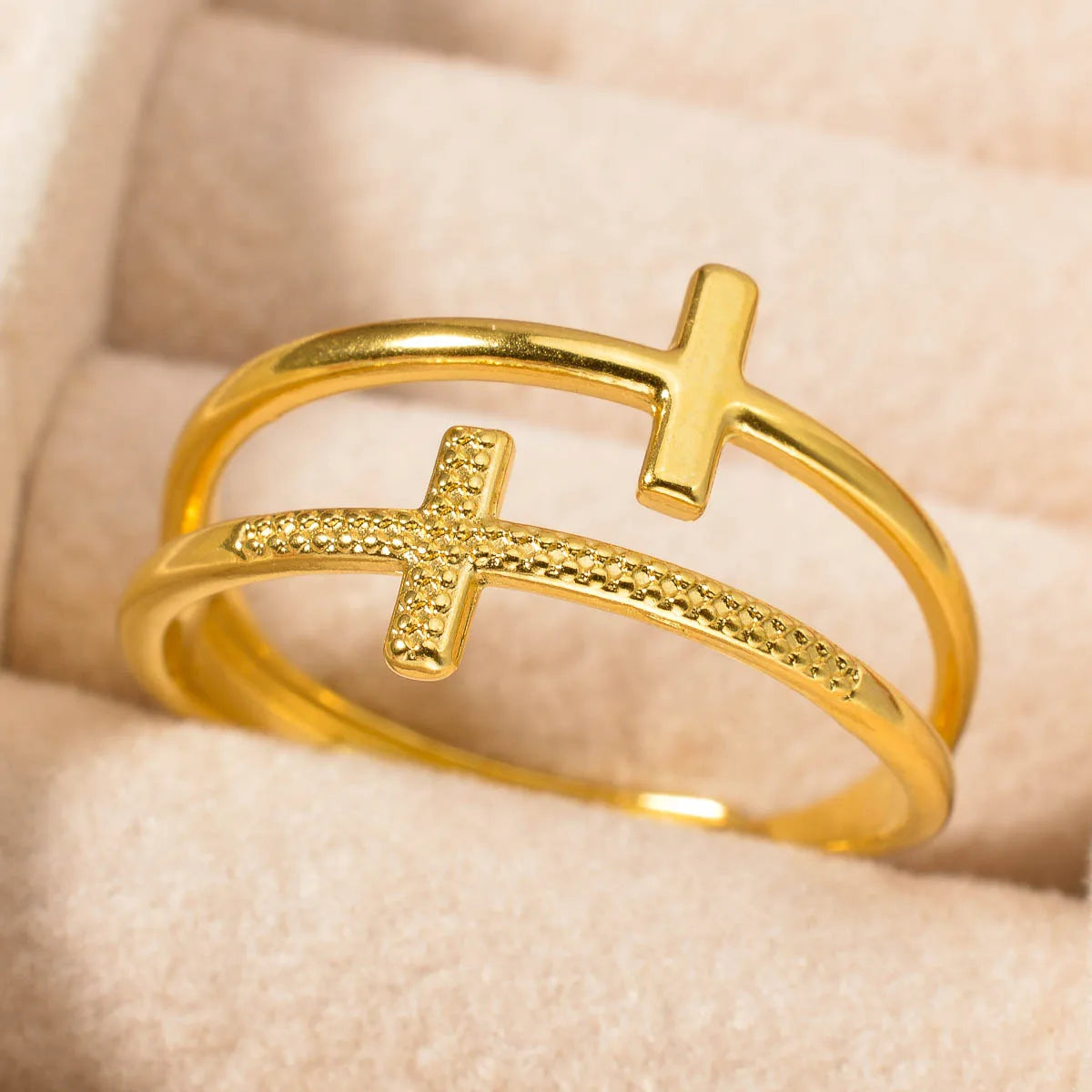Anillo de Cruz para Mujer en Acero Inoxidable con Baño de Oro 18k