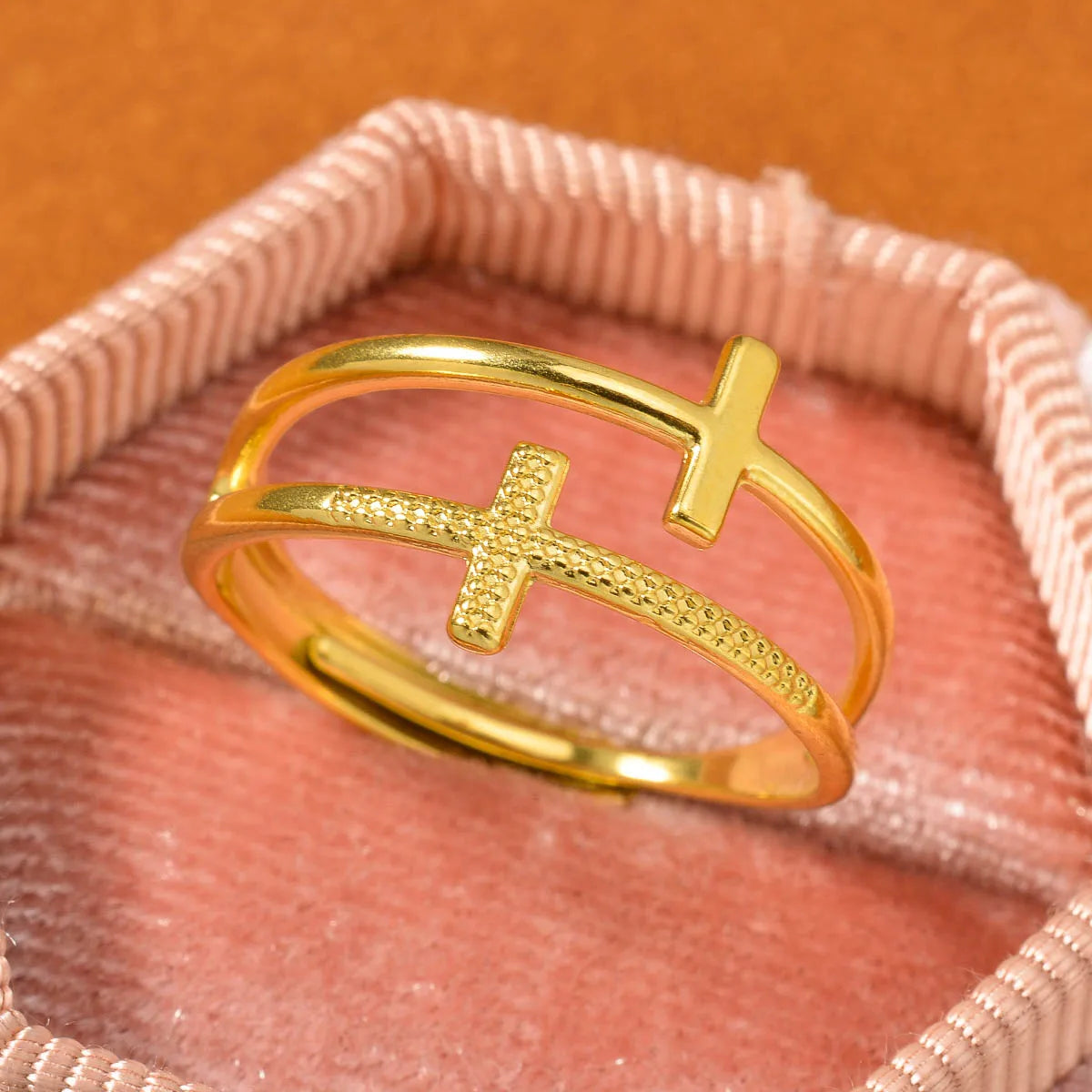 Anillo de Cruz para Mujer en Acero Inoxidable con Baño de Oro 18k