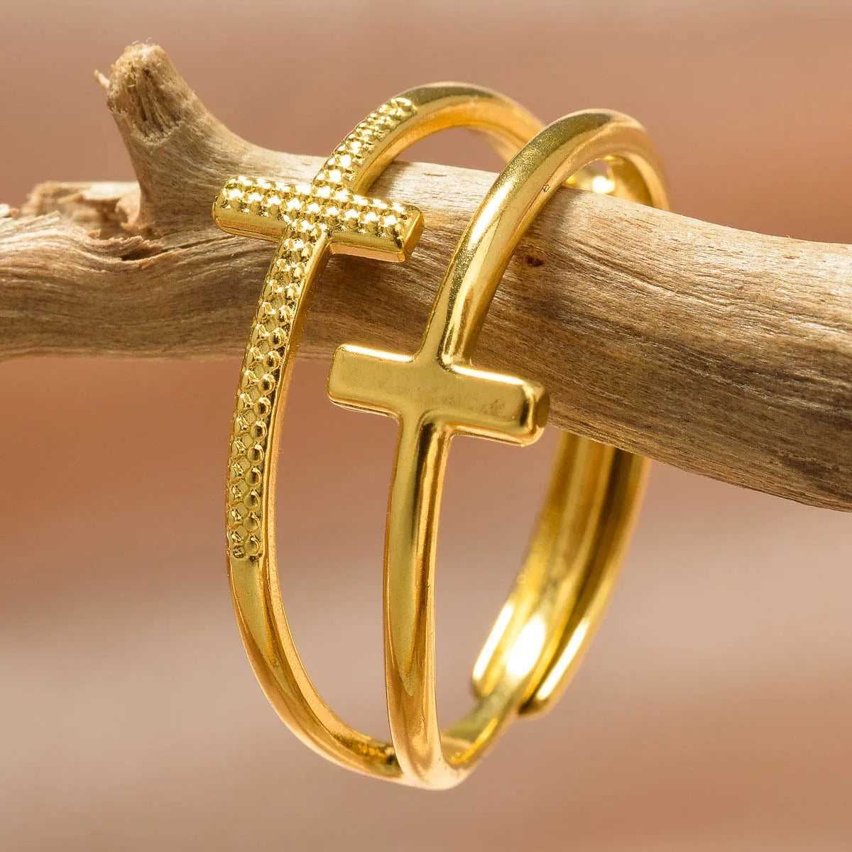 Anillo de Cruz para Mujer en Acero Inoxidable con Baño de Oro 18k