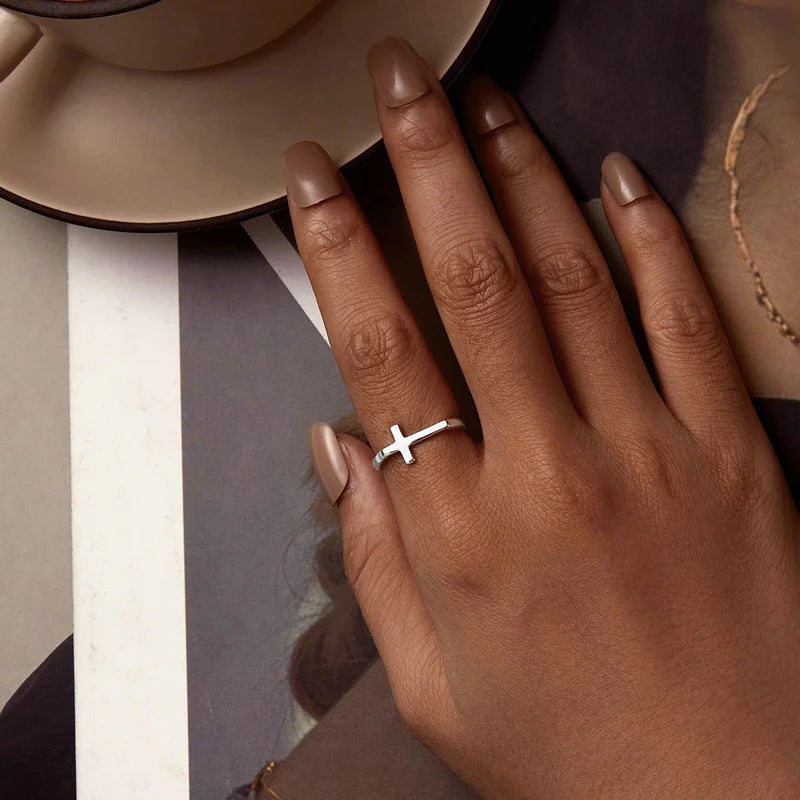 Anillo de Cruz Sencilla en Plata de Ley 925 para Mujer