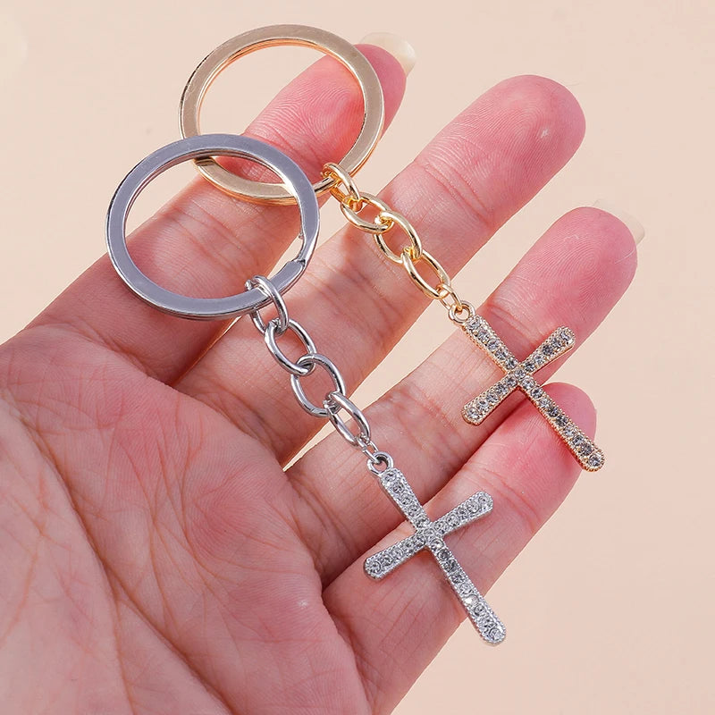 Llavero de Cruz con Cristales Brillantes - Accesorio de Fe Cristiano en Tono Dorado