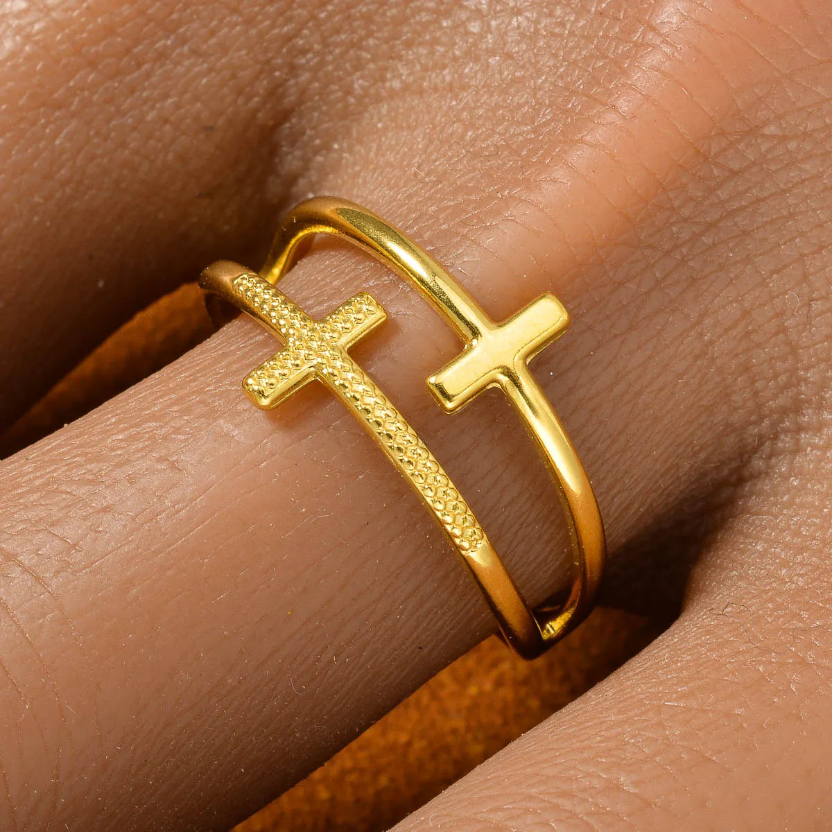 Anillo de Cruz para Mujer en Acero Inoxidable con Baño de Oro 18k
