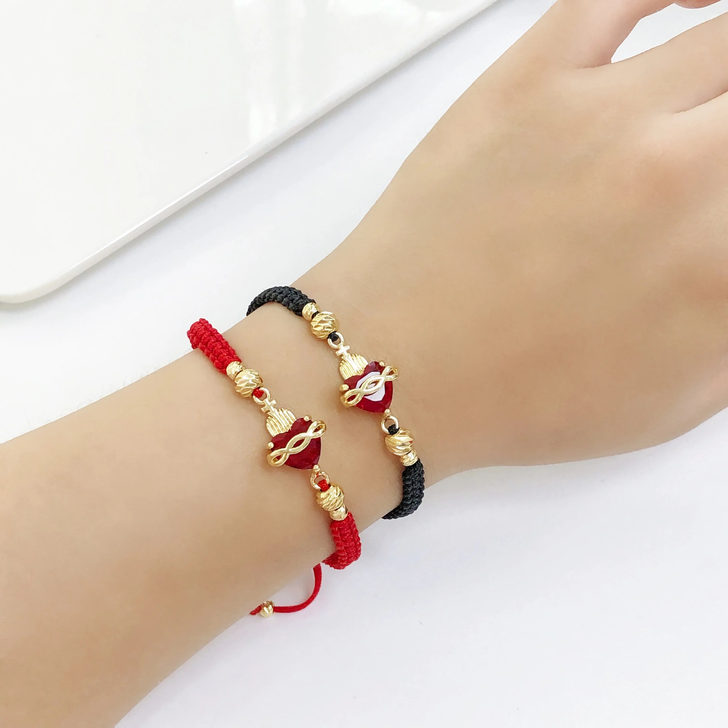 Pulsera el Corazon de Cristo de Hilo Trenzado con Cruz de Cristal y Corazón