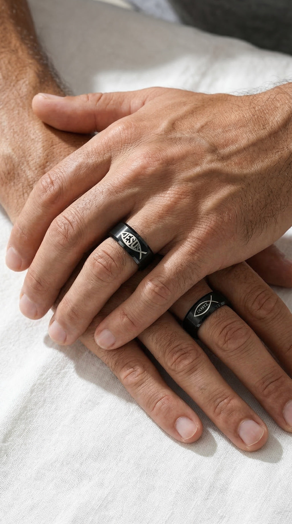 Anillo de Acero Inoxidable con Nombre de Jesús y Símbolo del Pez