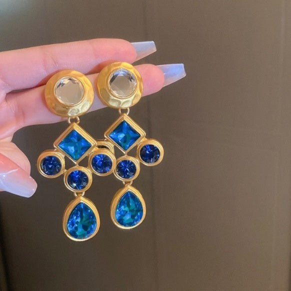 Pendientes elegantes con flecos y diseño floral a forma de cruz cristiana