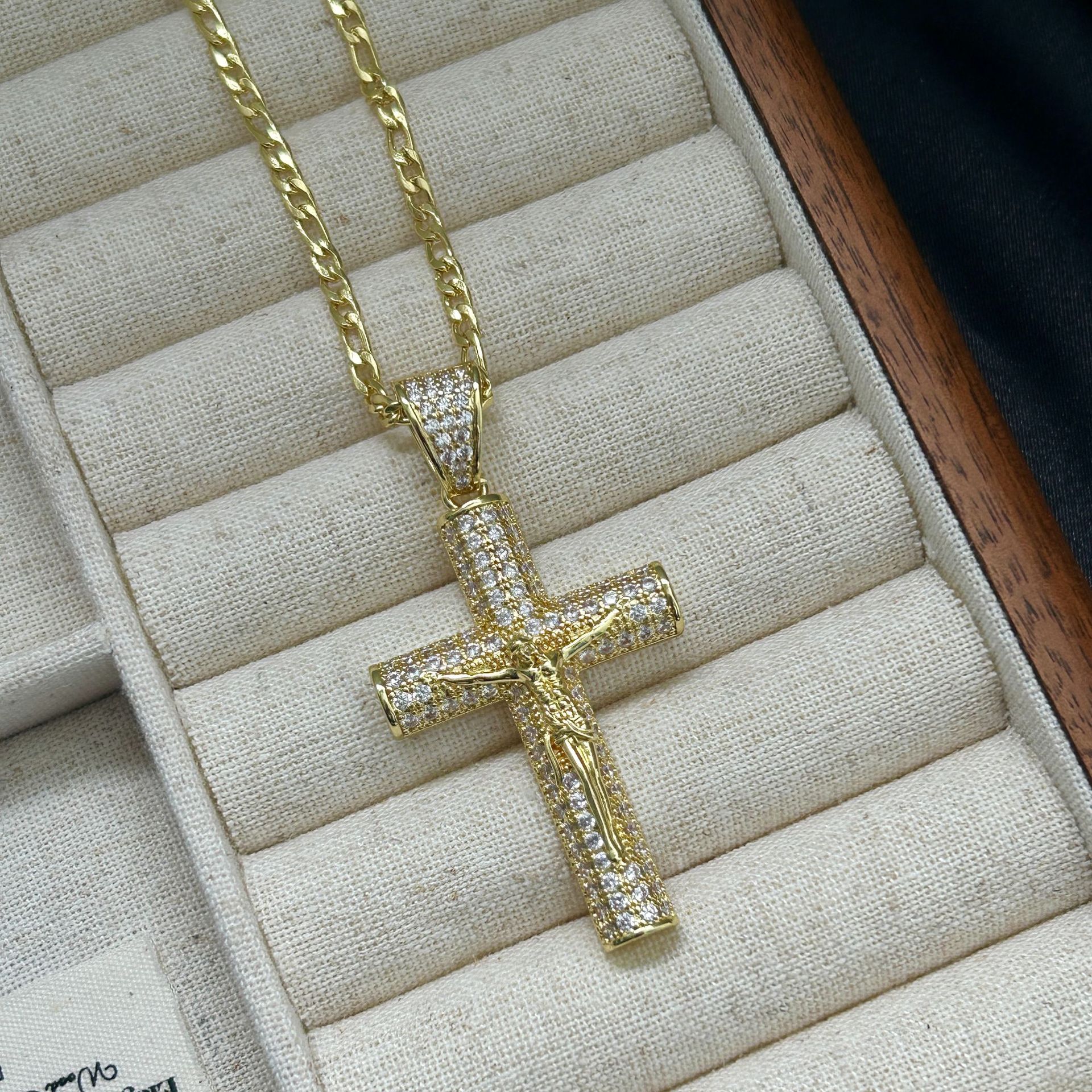 Collar con Cruz de Jesús Grande con Circonitas y Cadena Cubana