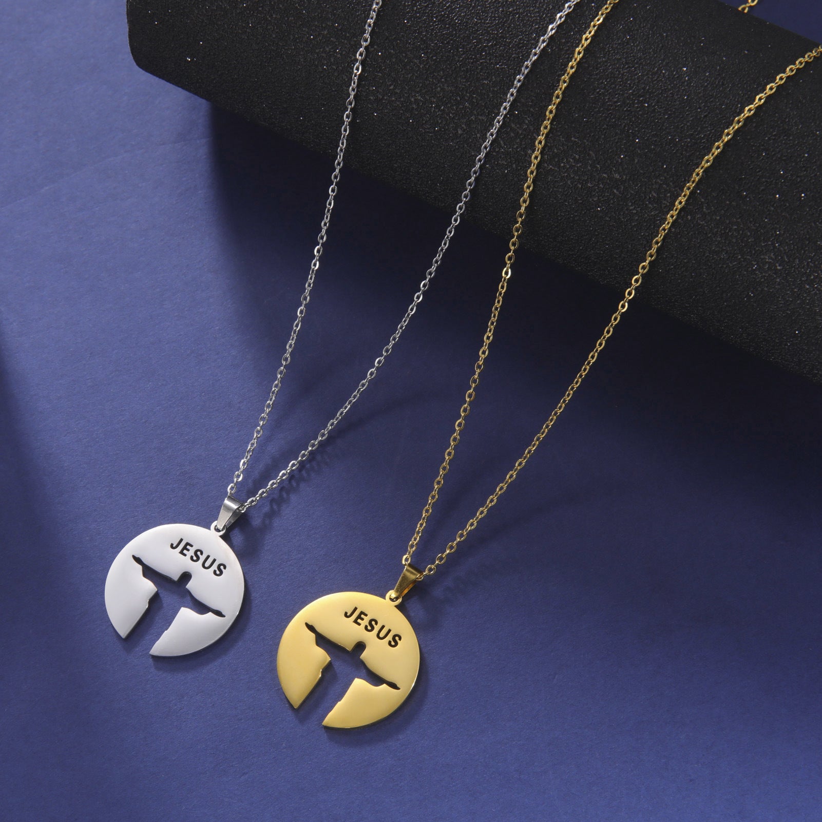 Collar con Medalla Silueta de Jesús en Acero Inoxidable